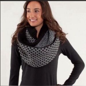 Lululemon Infintely Mad Scarf silver plate one size